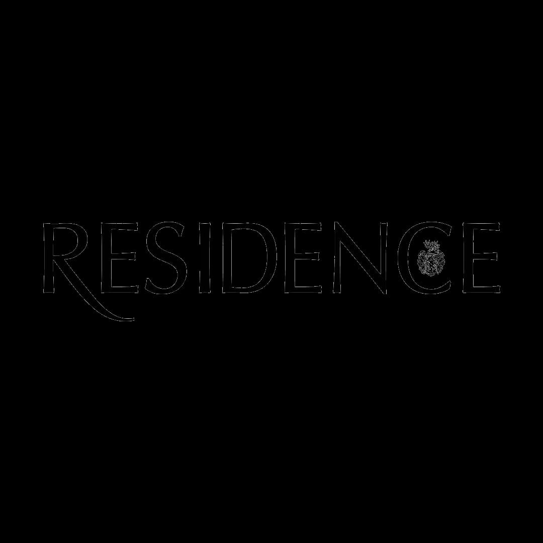 Afbeelding met het woord 'RESIDENCE' en een kleine heraldiekembleem binnen de letter 'C'.